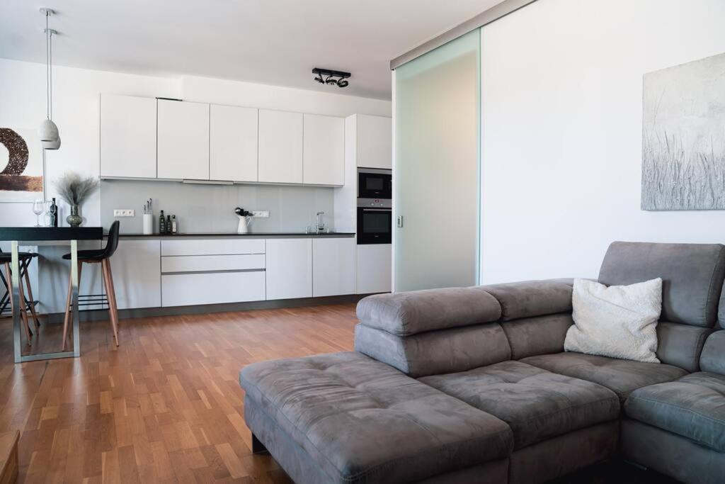 Prague Marina River View Apartment Close To City Centre Free Parking — Fotky 2